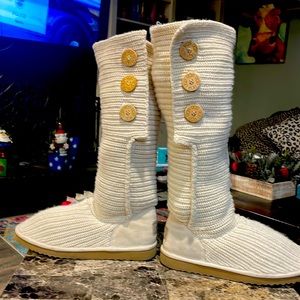 UGG Classic Cardy Cable Knit Boots 5819 Cream size 9. Like new